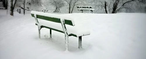 Eine Sitzbank mitten im Schnee